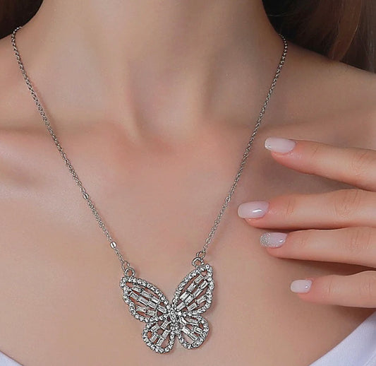 BUTTERFLY NECKLESS